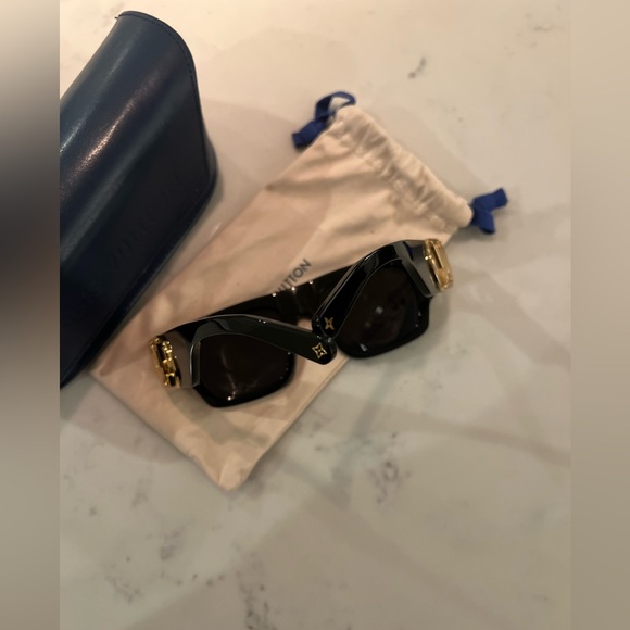 Louis Vuitton Link Square Sunglasses - Picture 8 of 9